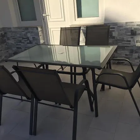 Apartment Charmant Rez-de-chaussee Et Piscine Bar-restaurant *